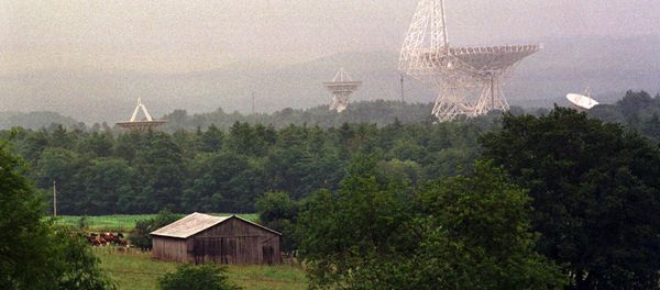 The Robert C Byrd radio telescope and its companions collect radio waves and use them to study galaxies, pulsars, planets, asteroids and forming stars - Sputnik International