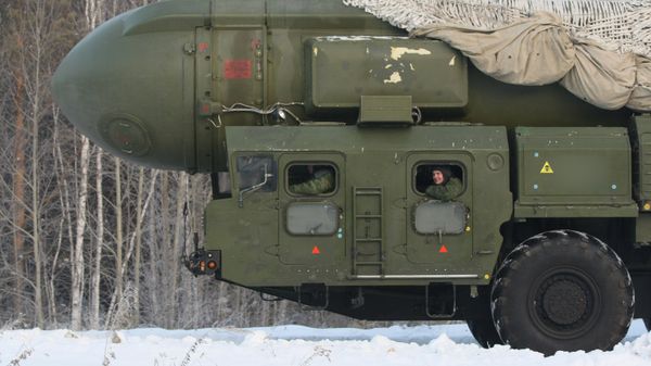 The RT-2PM Topol ballistic missile riding to the site of its permanent deployment with the Strategic Missile Forces of the Central Military District The RT-2PM Topol ballistic missile riding to the site of its permanent deployment with the Strategic Missile Forces of the Central Military District - Sputnik International