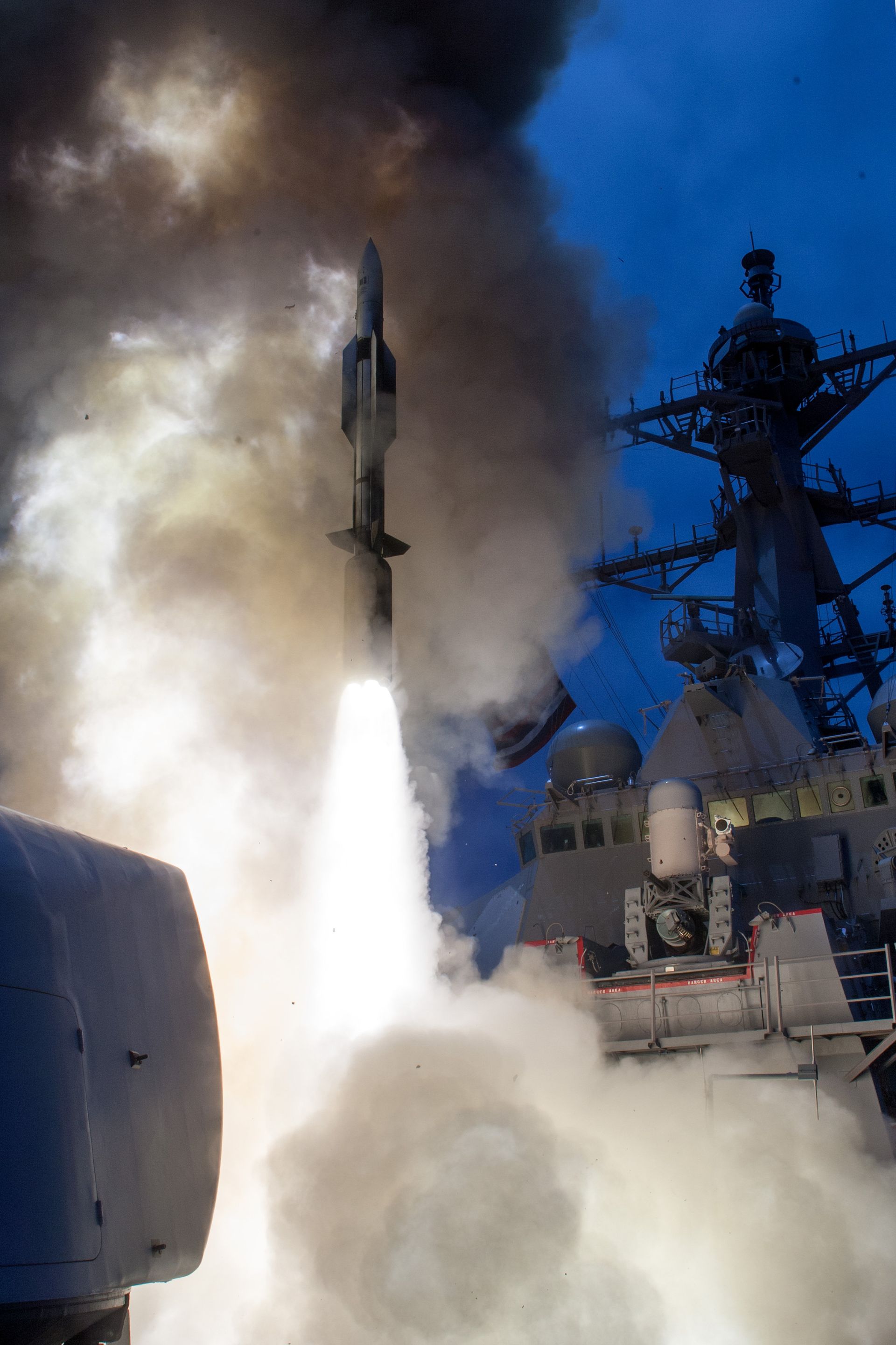 Launches a RIM-174 Standard ERAM (Standard Missile-6, SM-6) - Sputnik International, 1920, 05.02.2022