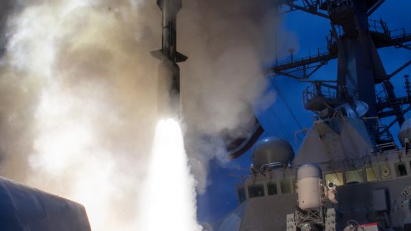 Launches a RIM-174 Standard ERAM (Standard Missile-6, SM-6) - Sputnik International