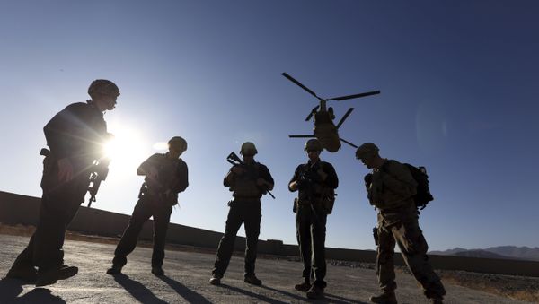 American soldiers wait on the tarmac in the Mohammad Agha district of Logar province, eastern of Kabul, Afghanistan, Thursday, Nov. 30, 2017. - Sputnik International