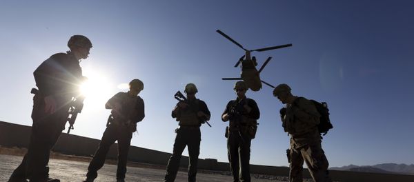 American soldiers wait on the tarmac in the Mohammad Agha district of Logar province, eastern of Kabul, Afghanistan, Thursday, Nov. 30, 2017. - Sputnik International