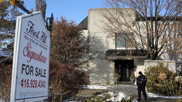 A police forensics photographer works outside the home of billionaire founder of Canadian pharmaceutical firm Apotex Inc., Barry Sherman and his wife Honey, who were found dead under circumstances that police described as suspicious, in Toronto, Ontario, Canada December 16, 2017 - Sputnik International