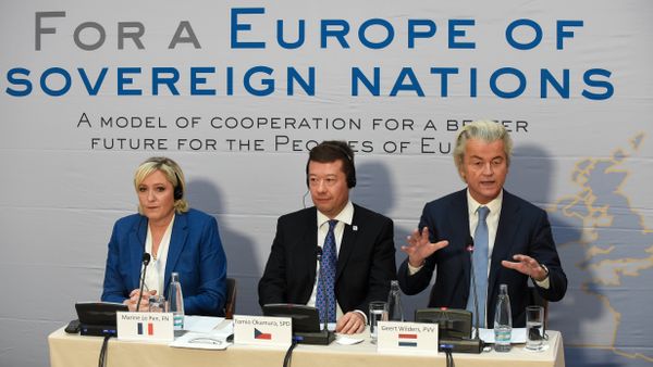 (LtoR) Marine Le Pen, head of French far-right National Front (FN) party, Tomio Okamura, leader of Czech far-right Freedom and Direct Democracy party (SPD) and Dutch far-right politician Geert Wilders of the PVV party (Partij voor de Vrijheid) give a press conference during a conference of the rightwing Europe of Nations and Freedom (ENF) group in the European parliament on December 16, 2017 outside Prague - Sputnik International