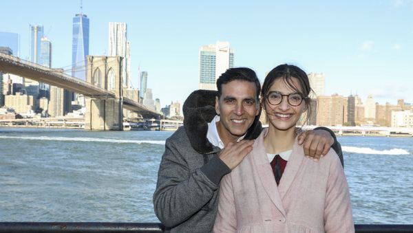 Sony Pictures Padman stars Akshay Kumar and Sonam Kapoor shoot near the Brooklyn Bridge on Friday, Nov. 17, 2017, in Brooklyn, N.Y. - Sputnik International