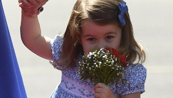 Princess Charlotte holds a bouquet of flowers and the hand of her mother Princess Kate, the Duchess of Cambridge, upon their arrival at the airport in Berlin Princess Charlotte holds a bouquet of flowers and the hand of her mother Princess Kate, the Duchess of Cambridge, upon their arrival at the airport in Berlin - Sputnik International