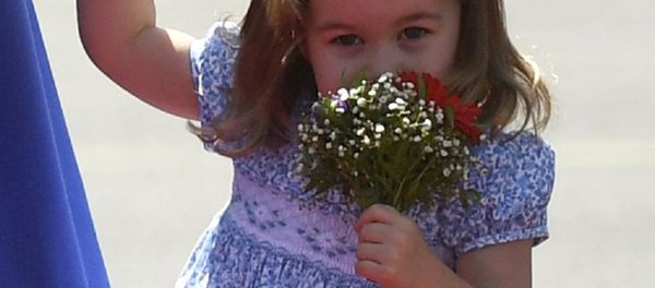 Princess Charlotte holds a bouquet of flowers and the hand of her mother Princess Kate, the Duchess of Cambridge, upon their arrival at the airport in Berlin - Sputnik International