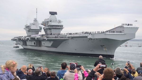 People watch as Britain's new flagship HMS Queen Elizabeth arrives in Portsmouth, Britain, Wednesday Aug. 16, 2017 People watch as Britain's new flagship HMS Queen Elizabeth arrives in Portsmouth, Britain, Wednesday Aug. 16, 2017 - Sputnik International