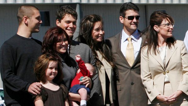 U.S. vice presidential candidate and Alaska Governor Sarah Palin (R) stands with members of her family in Minneapolis, Minnesota September 3, 2008 - Sputnik International