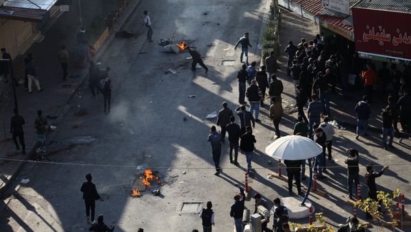 Kurdish protesters run away from tear gaz during a rally against the Kurdistan Regional Government (KRG) in Sulaimaniyah, Iraq December 18, 2017 - Sputnik International
