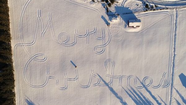 Merry Christmas! Follow the Norwegian farmer’s tractor tracks - Sputnik International