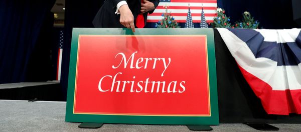 U.S. President Donald Trump points to a large Merry Christmas card on the stage as he arrives to deliver remarks on tax reform in St. Louis, Missouri, U.S. November 29, 2017 - Sputnik International