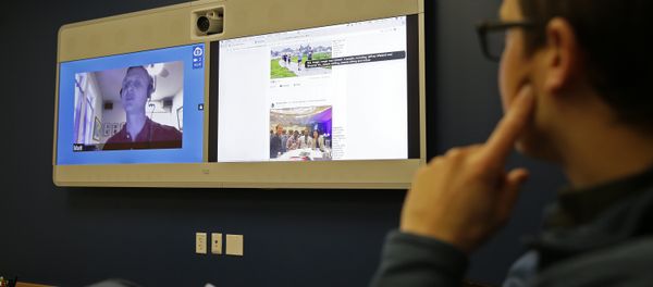Jeff Wieland,, right, Facebook director of accessibility, watches as engineer Matt King, who is blind, demonstrates facial recognition technology via a teleconference at Facebook headquarters in Menlo Park, Calif Jeff Wieland,, right, Facebook director of accessibility, watches as engineer Matt King, who is blind, demonstrates facial recognition technology via a teleconference at Facebook headquarters in Menlo Park, Calif - Sputnik International