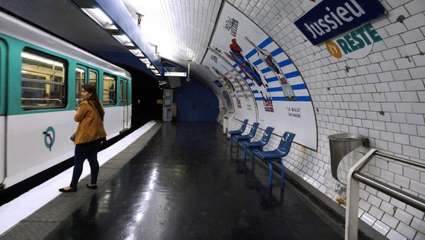A woman waits the metro on the platform, next to a play on words made with the Jussieu metro station, reading I'm here to stay, in Paris, on April 1, 2017 A woman waits the metro on the platform, next to a play on words made with the Jussieu metro station, reading I'm here to stay, in Paris, on April 1, 2017 - Sputnik International