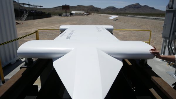 People look at a model of a test sled after a test of a Hyperloop One propulsion system in North Las Vegas, Nev. (File) - Sputnik International