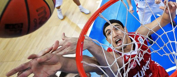 Enes Kanter of Turkey (C) vies during their game against Serbia during a 2011 European championship second round group E, basketball game in Vilnius. (File) - Sputnik International