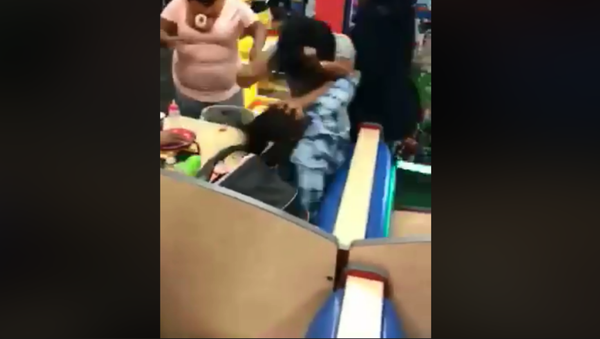Two unidentified women caught fighting at an Indianapolis Chuck E. Cheese - Sputnik International