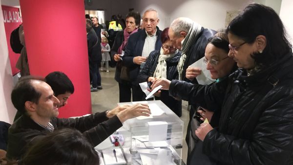 People in Barcelona vote in the 2017 Catalan regional election People in Barcelona vote in the 2017 Catalan regional election - Sputnik International