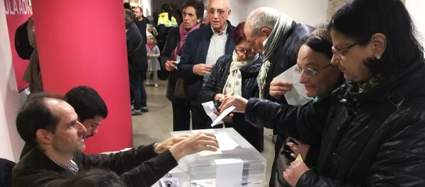 People in Barcelona vote in the 2017 Catalan regional election People in Barcelona vote in the 2017 Catalan regional election - Sputnik International