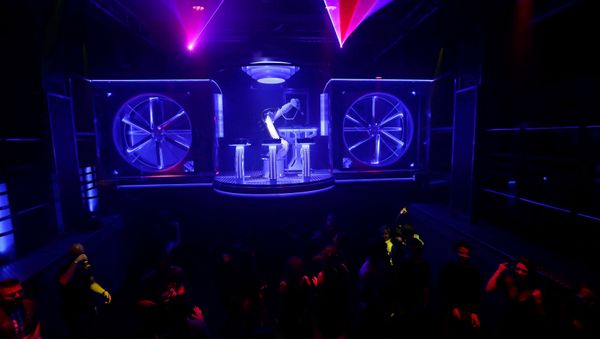 A robotic DJ plays music in Karlovy Lazne Music Club in Prague, Czech Republic - Sputnik International