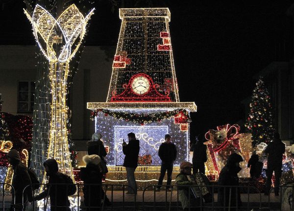 Spectators watch the Christmas illuminations at the Royal Treaty street in Warsaw, Poland - Sputnik International