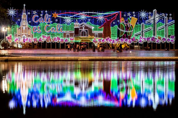 People walk next to Christmas decorations in Cali, Colombia - Sputnik International