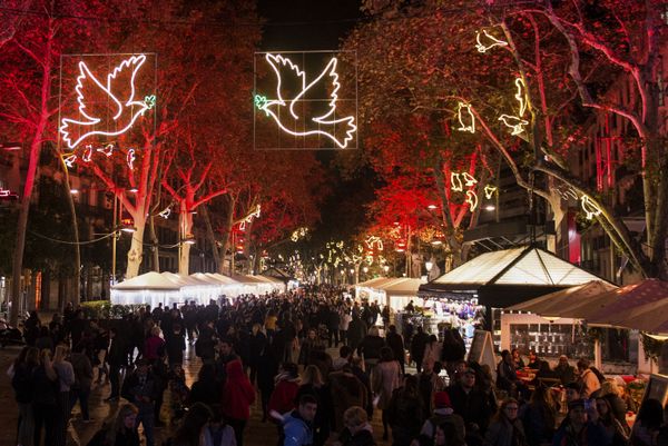 Illuminated peace doves hang over Las Ramblas during the inauguration of this year's Christmas lights in Barcelona - Sputnik International