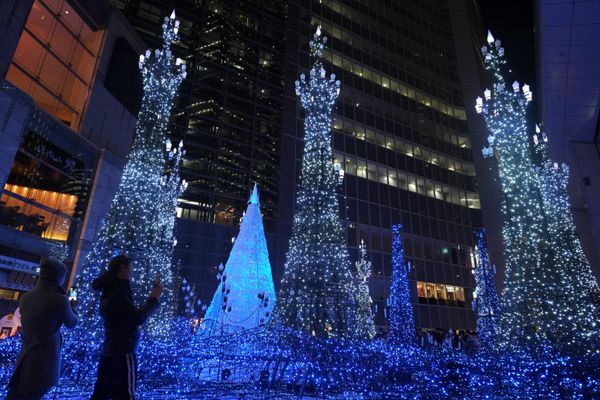 Visitors admire illuminations based on Disney movie Beauty and the Beast at Caretta Illumination in Tokyo - Sputnik International