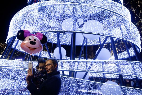 A man takes a selfie as he holds his child during a Christmas tree lighting ceremony at central Syntagma square in Athens, Greece - Sputnik International