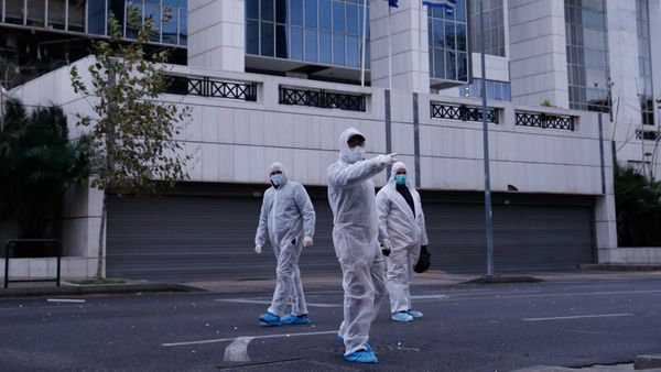 Police officers search for evidence after a bomb blast at a Court building in Athens, Greece, December 22, 2017 Police officers search for evidence after a bomb blast at a Court building in Athens, Greece, December 22, 2017 - Sputnik International