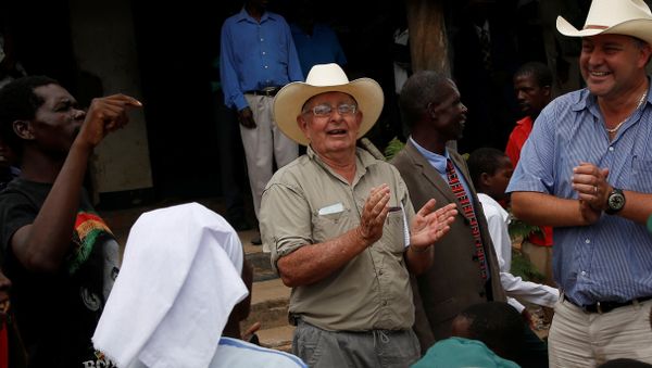 Commercial farmers Rob Smart and his son Darreyn are welcomed at Lesbury Estates by village elders and children at a farm in Headlands communal lands east of the capital Harare, Zimbabwe, December 21, 2017 - Sputnik International