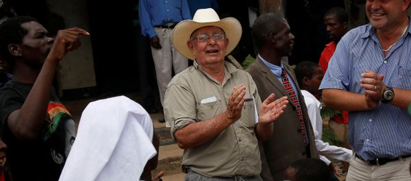 Commercial farmers Rob Smart and his son Darreyn are welcomed at Lesbury Estates by village elders and children at a farm in Headlands communal lands east of the capital Harare, Zimbabwe, December 21, 2017 Commercial farmers Rob Smart and his son Darreyn are welcomed at Lesbury Estates by village elders and children at a farm in Headlands communal lands east of the capital Harare, Zimbabwe, December 21, 2017 - Sputnik International