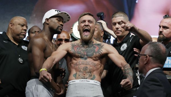 Conor McGregor, center, stands next to Floyd Mayweather Jr., center left, during weigh-ins Friday, Aug. 25, 2017, in Las Vegas - Sputnik International