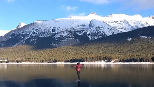 Woman skates on clear ice - Sputnik International