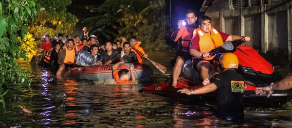 Rescue workers evacuate flood-affected residents in Davao on the southern Philippine island of Mindanao early on December 23, 2017, after Tropical Storm Tembin dumped torrential rains across the island. The death toll from the tropical storm that struck the southern Philippines has risen to 30 with five others missing, officials said on December 23 Rescue workers evacuate flood-affected residents in Davao on the southern Philippine island of Mindanao early on December 23, 2017, after Tropical Storm Tembin dumped torrential rains across the island. The death toll from the tropical storm that struck the southern Philippines has risen to 30 with five others missing, officials said on December 23 - Sputnik International