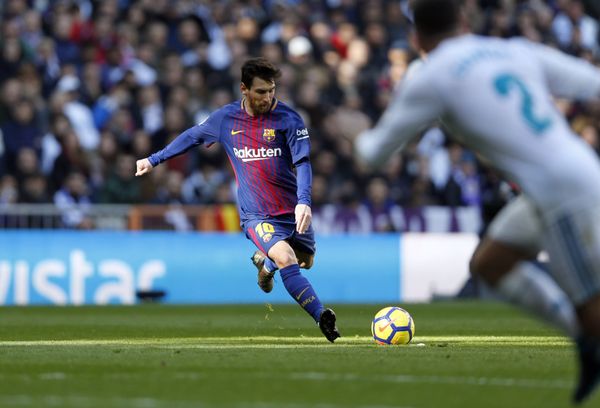 Barcelona's Lionel Messi shoots a free kick during the Spanish La Liga soccer match between Real Madrid and Barcelona at the Santiago Bernabeu stadium in Madrid, Spain, Saturday, Dec. 23, 2017 Barcelona's Lionel Messi shoots a free kick during the Spanish La Liga soccer match between Real Madrid and Barcelona at the Santiago Bernabeu stadium in Madrid, Spain, Saturday, Dec. 23, 2017 - Sputnik International