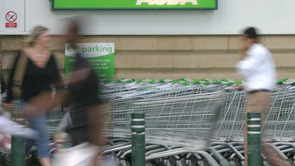 Shoppers use the entrance of the Asda supermarket (File) - Sputnik International