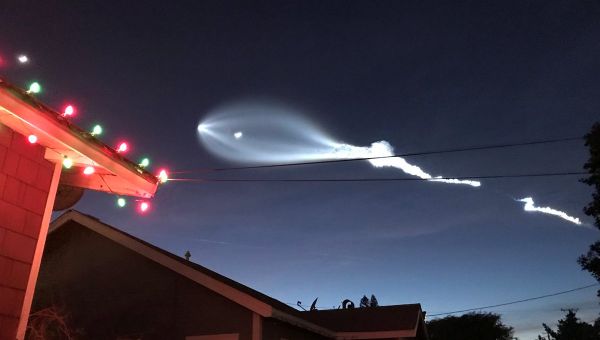 SpaceX's Falcon 9 rocket lifts off in the air, as seen from El Sugundo, California, U.S., in this December 22, 2017 - Sputnik International