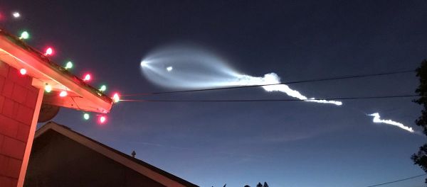 SpaceX's Falcon 9 rocket lifts off in the air, as seen from El Sugundo, California, U.S., in this December 22, 2017 - Sputnik International