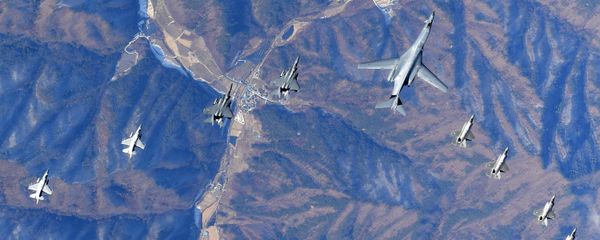 In this photo provided by South Korea Defense Ministry, U.S. Air Force B-1B bomber, center, flies over the Korean Peninsula with South Korean fighter jets F-16, F-15K and U.S. fighter jets F-35A, F35B during their combined aerial exercise Wednesday, Dec. 6, 2017. The United States flew a B-1B supersonic bomber over South Korea on Wednesday as part of a massive combined aerial exercise involving hundreds of warplanes, a clear warning after North Korea last week tested its biggest and most powerful missile yet. - Sputnik International