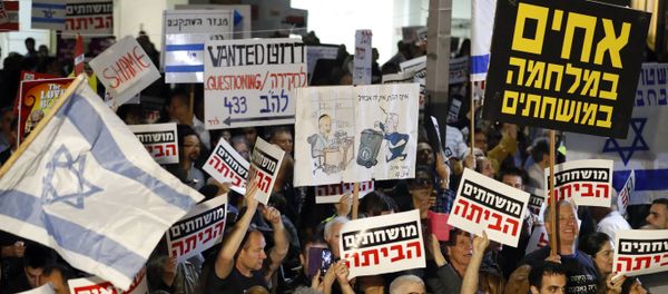 Israelis take part in a demonstration titled the March of Shame, as they protest against Prime Minister Benjamin Netanyahu and government corruption in the coastal city of Tel Aviv on December 23, 2017 - Sputnik International