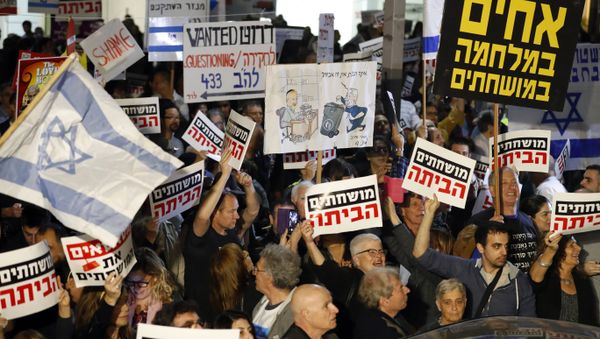 Israelis take part in a demonstration titled the March of Shame, as they protest against Prime Minister Benjamin Netanyahu and government corruption in the coastal city of Tel Aviv on December 23, 2017 - Sputnik International