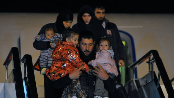 Welcoming Russian children, rescued in Syria, at Grozny Airport - Sputnik International