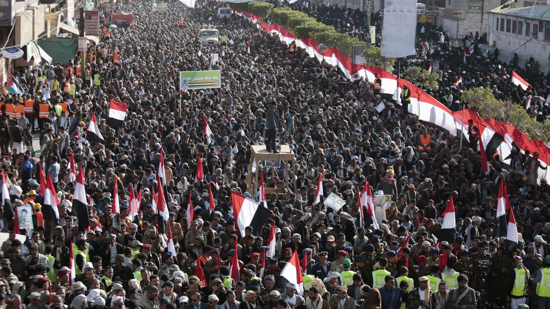 Supporters of Shiite Houthi rebels attend a rally in Sanaa, Yemen, Tuesday, Dec. 5, 2017. The killing of Yemen's ex-President Ali Abdullah Saleh by the country's Shiite rebels on Monday, as their alliance crumbled, has thrown the nearly three-year civil war into unpredictable new chaos. Supporters of Shiite Houthi rebels attend a rally in Sanaa, Yemen, Tuesday, Dec. 5, 2017. The killing of Yemen's ex-President Ali Abdullah Saleh by the country's Shiite rebels on Monday, as their alliance crumbled, has thrown the nearly three-year civil war into unpredictable new chaos. - Sputnik International, 1920, 01.04.2022