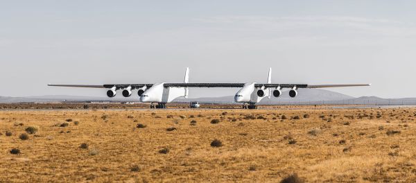 The Stratolaunch aircraft taxis on a runway in California. The Stratolaunch aircraft taxis on a runway in California. - Sputnik International