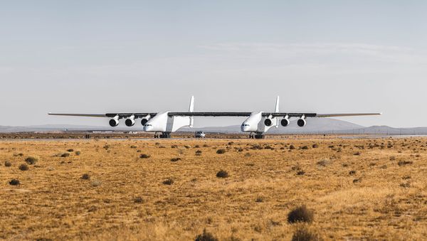 The Stratolaunch aircraft taxis on a runway in California. - Sputnik International