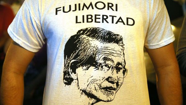 People celebrate in favor of Peru's ex-president Alberto Fujmori in Lima on December 24, 2017 - Sputnik International