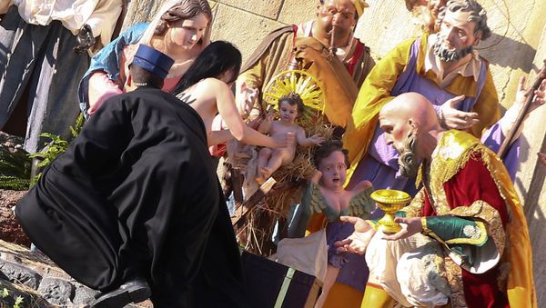 Vatican gendarmes attempt to block a topless activist of women's rights group Femen, who tries to reach the Nativity scene in Saint Peter's square at the Vatican December 25, 2017 - Sputnik International