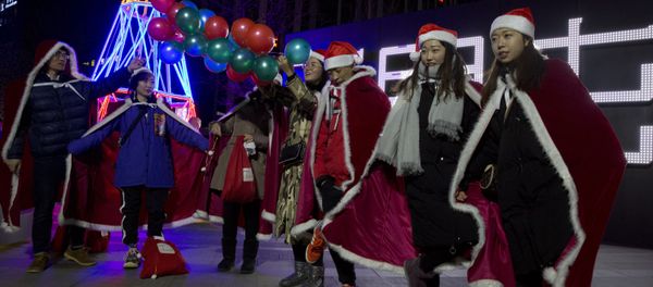 Chinese youths dressed as Santa's helpers pose for a photo during Christmas eve in Beijing, China, Sunday, Dec. 24, 2017 - Sputnik International