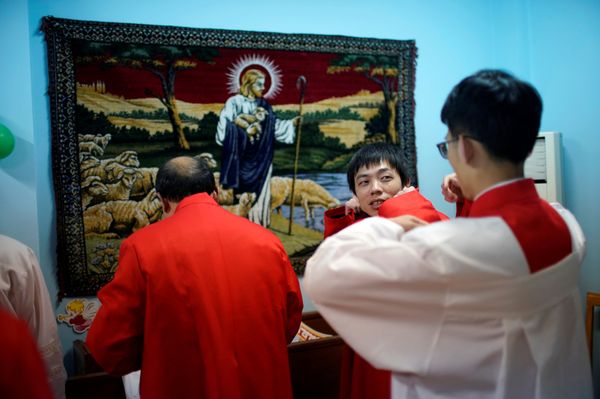 Faithful from a Catholic church prepare themself for a Christmas parade in Shanghai, China December 24, 2017 - Sputnik International